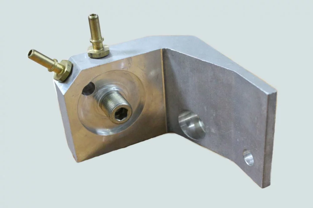 фото кронштейн (головка) топливного фильтра isbe 4930253/ 4944718 dvmark (oem) 4943866 